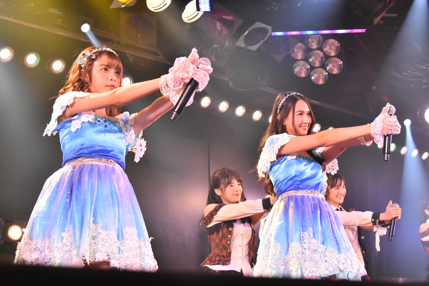 モバイル（BNK48）とステフィ（JKT48）。(c)AKS