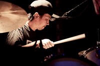 藤田勇（Dr）（撮影：中野敬久）