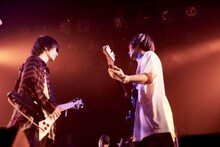 木下理樹（Vo, G）と戸高賢史（G）。（撮影：中野敬久）