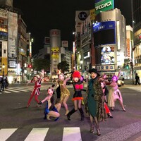 野宮真貴「東京は夜の七時」ミュージックビデオ撮影時の様子。（写真提供：ユニバーサル ミュージック）