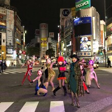 野宮真貴「東京は夜の七時」ミュージックビデオ撮影時の様子。（写真提供：ユニバーサル ミュージック）