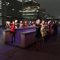 野宮真貴「東京は夜の七時」ミュージックビデオ撮影時の様子。（写真提供：ユニバーサル ミュージック）