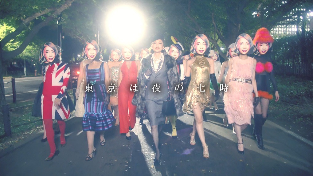 野宮真貴「東京は夜の七時」ミュージックビデオのワンシーン。（写真提供：ユニバーサル ミュージック）