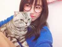 横山由依と愛猫のビス。