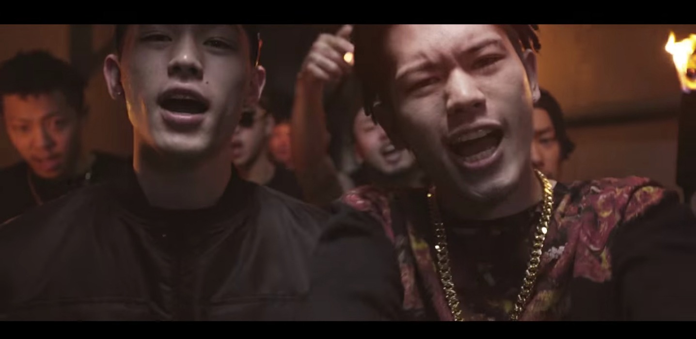2WIN (T-PABLOW × YZERR) 「FIRE BURN」ミュージックビデオのワンシーン。