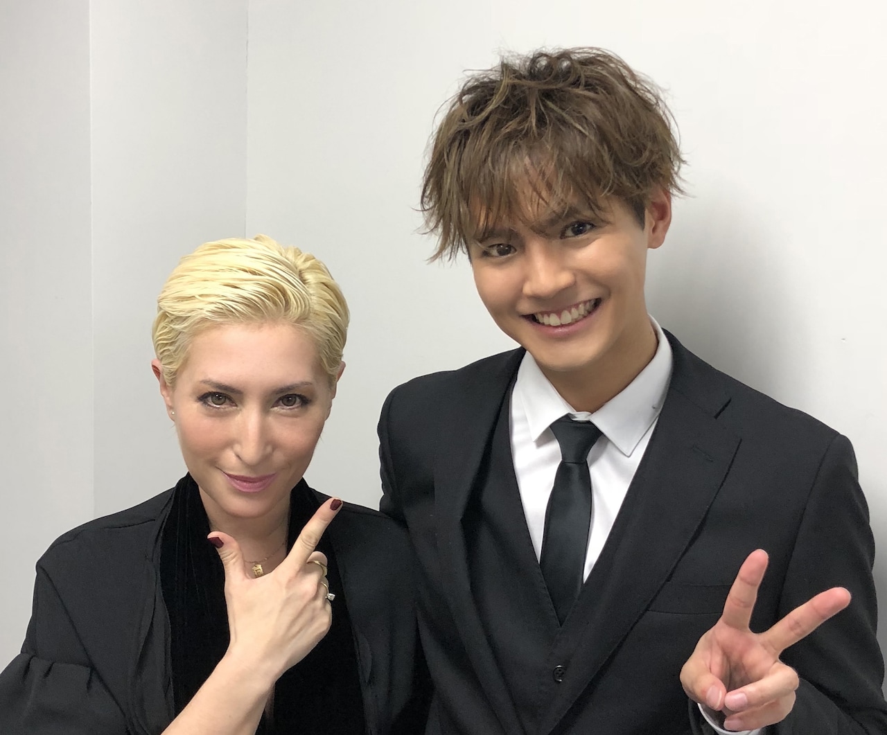 左からLISA（m-flo）、片寄涼太（GENERATIONS from EXILE TRIBE）。