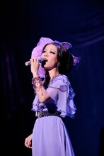 2008年に東京・新宿コマ劇場で開催された「新宿ゲバゲバリサイタル」で歌唱する渚ようこ。