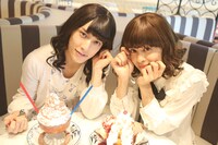 “女子会”を楽しむユースケとタクヤ。