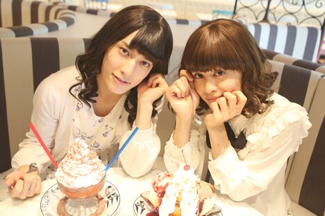 “女子会”を楽しむユースケとタクヤ。