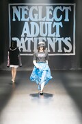 「NEGLECT ADULT PATiENTS」ランウェイショーの様子。（Photo by kenta sotobayashi）