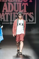 「NEGLECT ADULT PATiENTS」ランウェイショーの様子。（Photo by kenta sotobayashi）