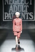 「NEGLECT ADULT PATiENTS」ランウェイショーの様子。（Photo by kenta sotobayashi）