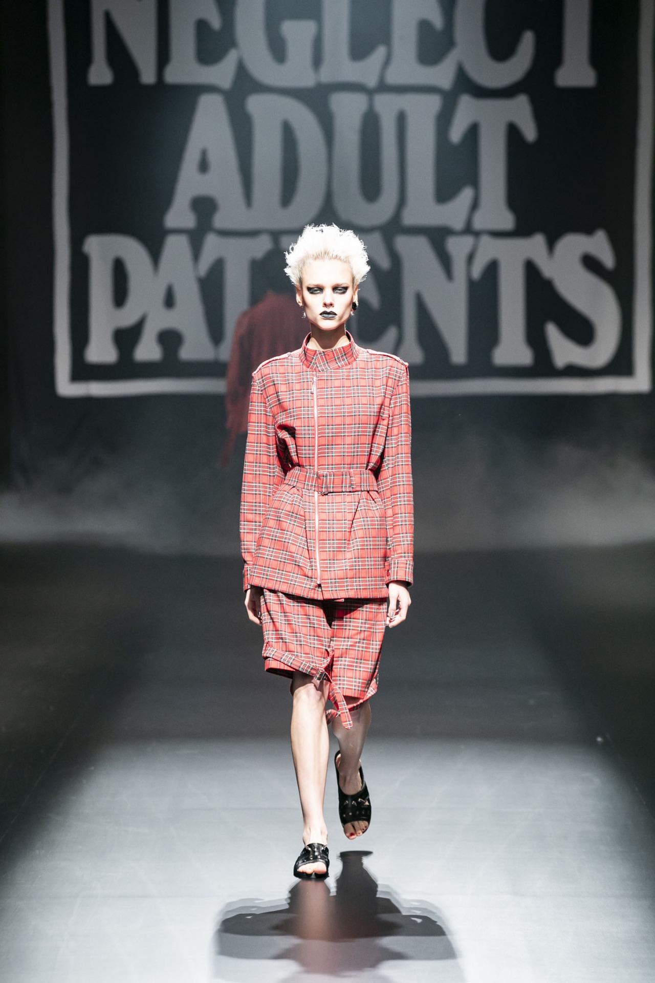「NEGLECT ADULT PATiENTS」ランウェイショーの様子。（Photo by kenta sotobayashi）