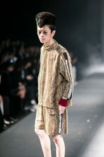 「NEGLECT ADULT PATiENTS」ランウェイショーの様子。（Photo by kenta sotobayashi）