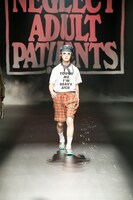 「NEGLECT ADULT PATiENTS」ランウェイショーの様子。（Photo by kenta sotobayashi）