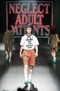 「NEGLECT ADULT PATiENTS」ランウェイショーの様子。（Photo by kenta sotobayashi）
