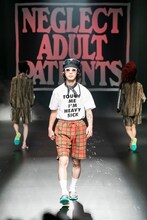 「NEGLECT ADULT PATiENTS」ランウェイショーの様子。（Photo by kenta sotobayashi）