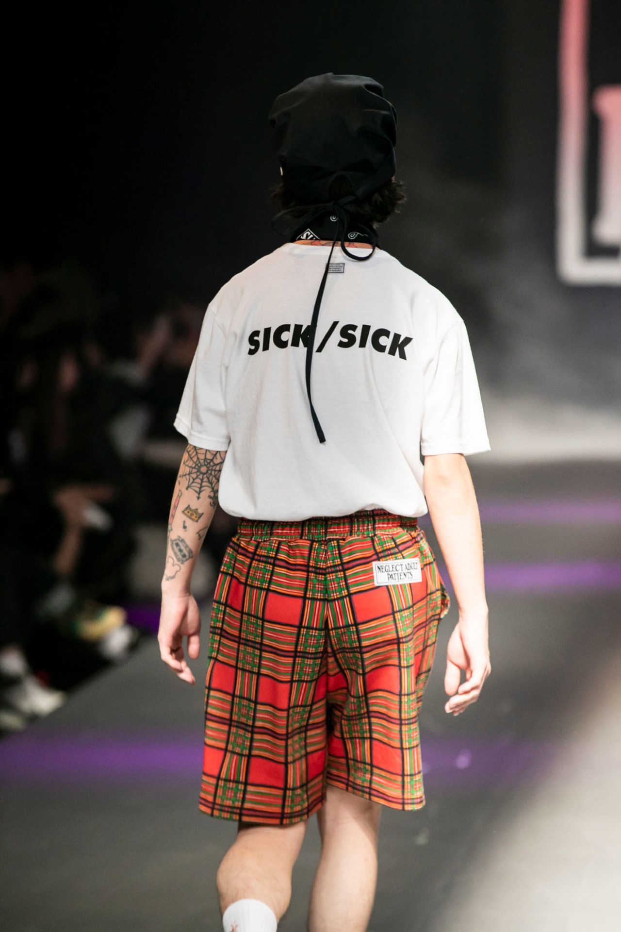 「NEGLECT ADULT PATiENTS」ランウェイショーの様子。（Photo by kenta sotobayashi）
