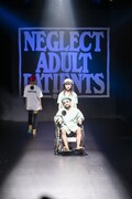 「NEGLECT ADULT PATiENTS」ランウェイショーの様子。（Photo by kenta sotobayashi）