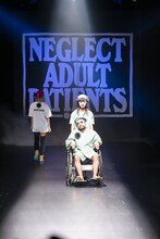 「NEGLECT ADULT PATiENTS」ランウェイショーの様子。（Photo by kenta sotobayashi）