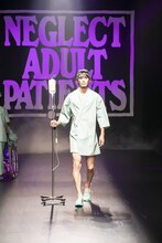 「NEGLECT ADULT PATiENTS」ランウェイショーの様子。（Photo by kenta sotobayashi）
