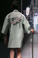 「NEGLECT ADULT PATiENTS」ランウェイショーの様子。（Photo by kenta sotobayashi）