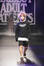 「NEGLECT ADULT PATiENTS」ランウェイショーの様子。（Photo by kenta sotobayashi）