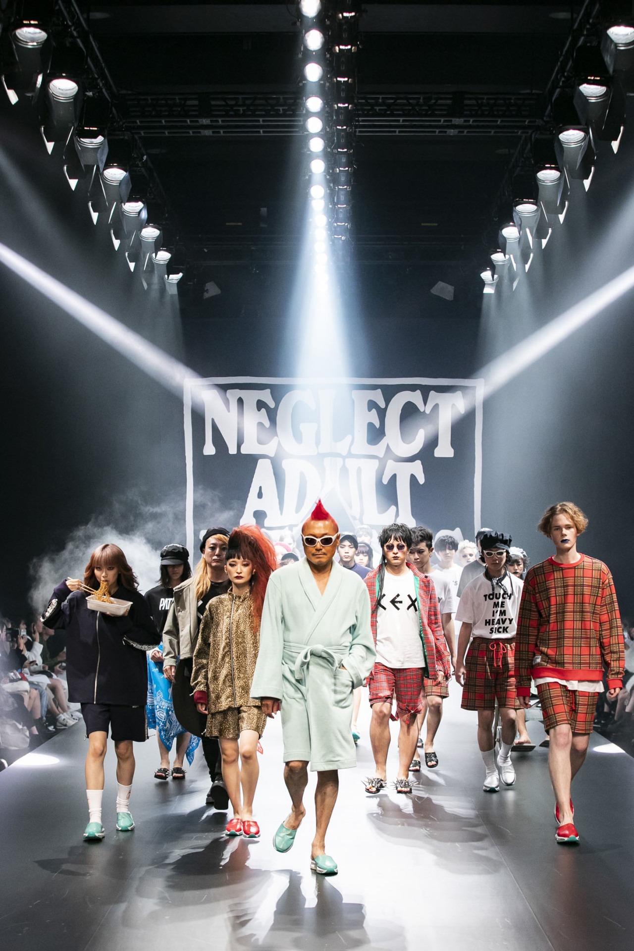「NEGLECT ADULT PATiENTS」ランウェイショーの様子。（Photo by kenta sotobayashi）