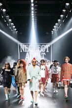 「NEGLECT ADULT PATiENTS」ランウェイショーの様子。（Photo by kenta sotobayashi）