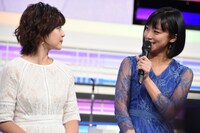 並木万里菜（左）にアドバイスを送る竹内由恵（右）。