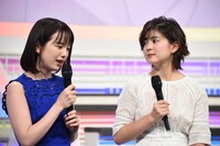 並木万里菜（右）にアドバイスを送る弘中綾香（左）。