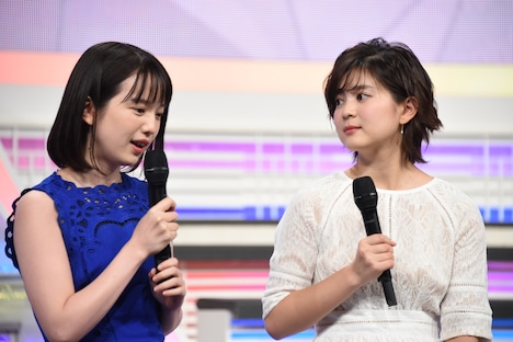 並木万里菜（右）にアドバイスを送る弘中綾香（左）。