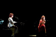 左から清水ミチコ、MISIA。（写真提供：アリオラジャパン）