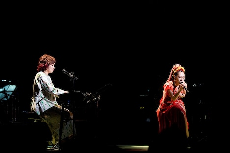 左から清水ミチコ、MISIA。（写真提供：アリオラジャパン）