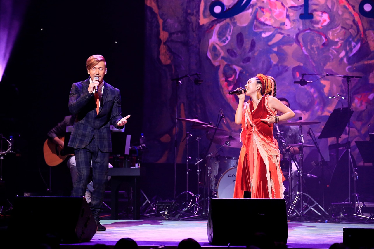 左から米倉利紀、MISIA。（写真提供：アリオラジャパン）