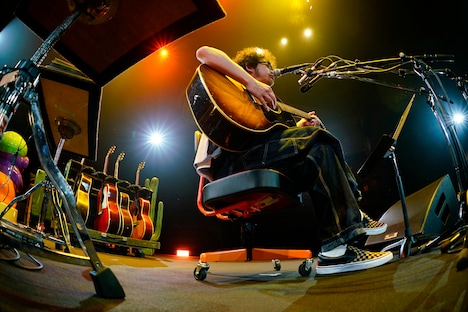 奥田民生「ひとり股旅スペシャル＠日本武道館」の様子。（撮影：三浦憲治）