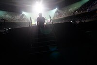 ステージに向かう奥田民生。（撮影：三浦憲治）