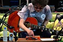 「DP-008EX-OT」をいじる奥田民生。（撮影：三浦憲治）