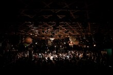 蓮沼執太フィル「アントロポセン - 360° 大阪全方位型」の様子。