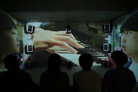 蓮沼執太フィル「Anthropocene - intro」ミュージックビデオ展示の様子。