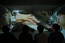 蓮沼執太フィル「Anthropocene - intro」ミュージックビデオ展示の様子。