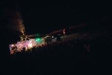 HOWL BE QUIETのライブの様子。（撮影：山川哲也）