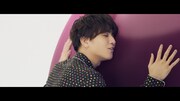 巨大な「コロロ」に寄り添う岩田剛典（三代目 J Soul Brothers from EXILE TRIBE、EXILE）。