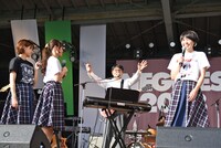 堀込高樹を囲むNegicco。