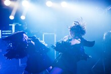 左から朝倉みずほ、平澤芽衣（THERE THERE THERES）。（Photo by Masayo）