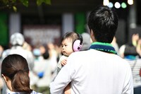 「NEGi FES」を楽しむ親子連れ。