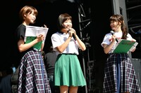 Negiccoカラーの衣装で「ネギ氷」を紹介した新潟薬科大学女子大生（中央）。