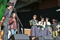 新潟のラーメンを絶賛する田中貴（左端）。