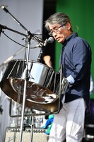 スティールパンを演奏する田村玄一。