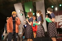 「この場所まず最高ですね。会場と雰囲気がマッチしていて楽しかったです」と感想を伝えるYOUR SONG IS GOODのサイトウ“JxJx”ジュン（左端）。